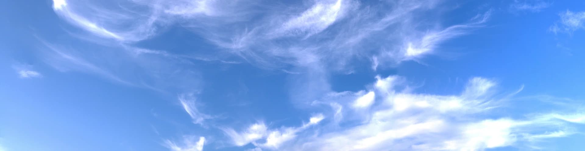 Fondo de cielo azul con nubes blancas